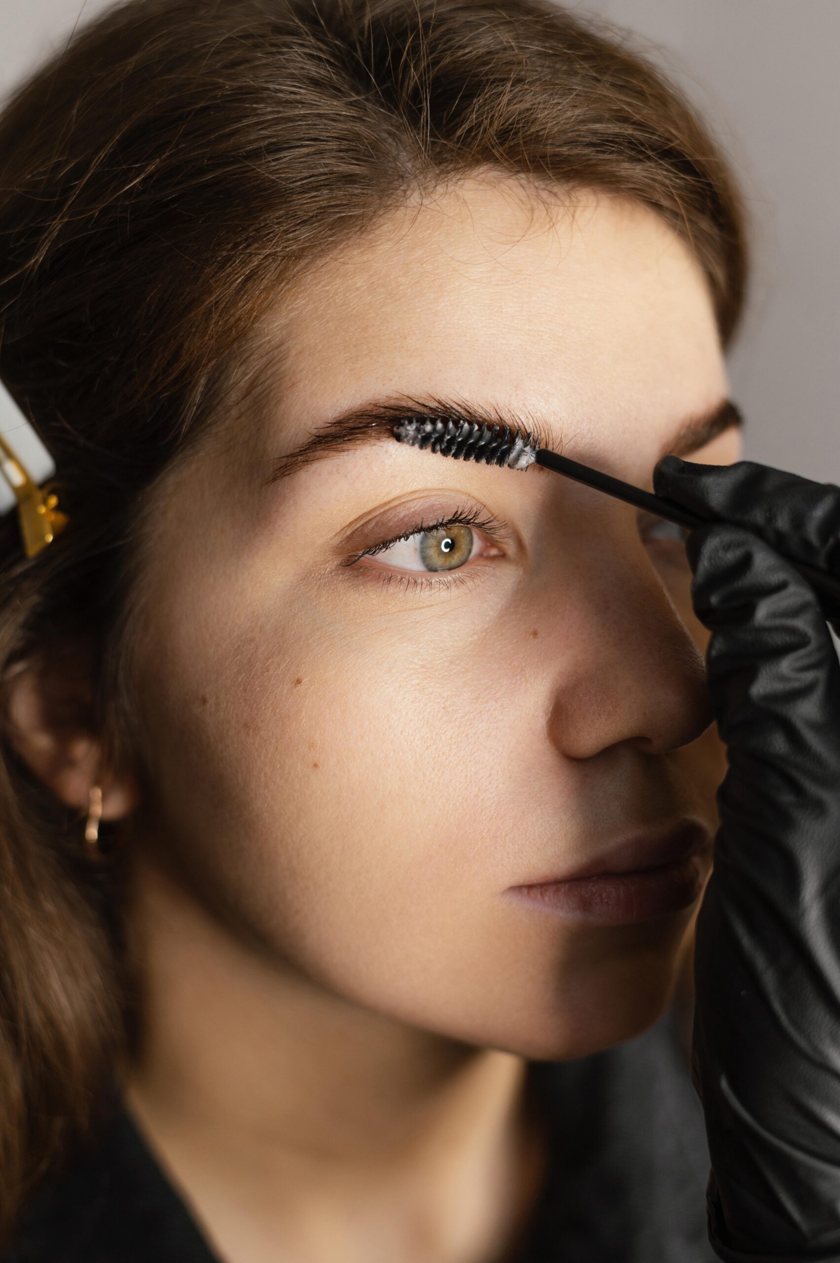 Copia de close-up-female-specialist-doing-eyebrow-treatment-woman